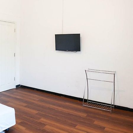 Reddoorz Near Ahmad Yani Airport 3 Hotel Semarang Ngoại thất bức ảnh