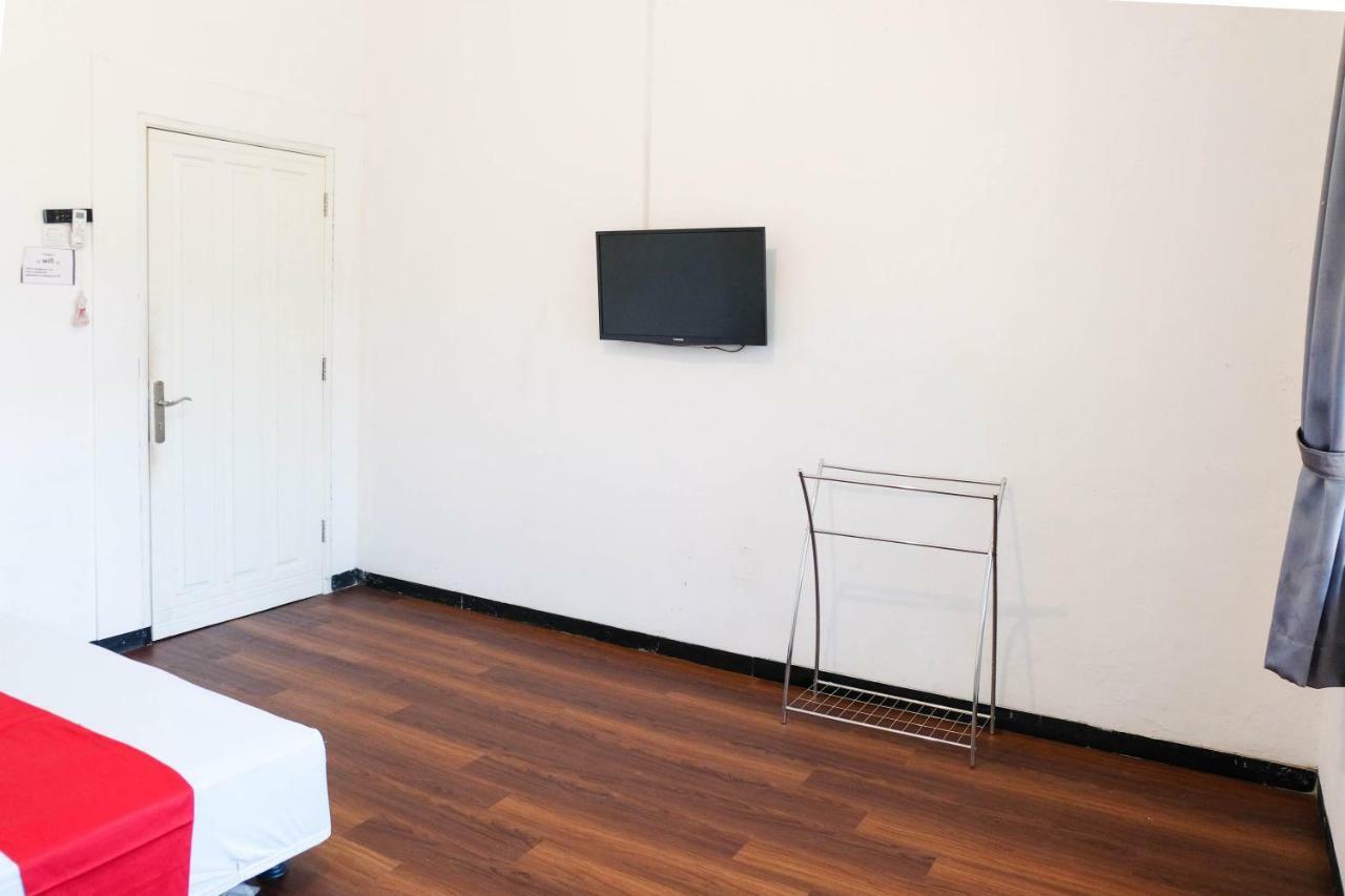 Reddoorz Near Ahmad Yani Airport 3 Hotel Semarang Ngoại thất bức ảnh