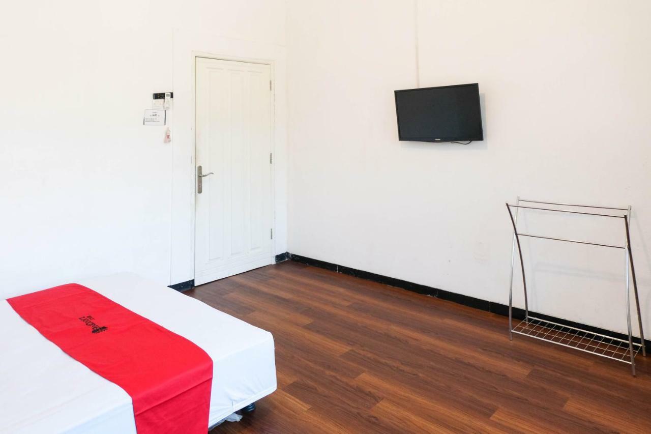 Reddoorz Near Ahmad Yani Airport 3 Hotel Semarang Ngoại thất bức ảnh