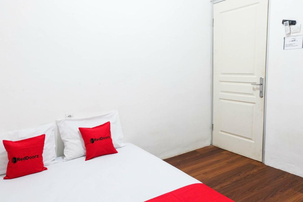 Reddoorz Near Ahmad Yani Airport 3 Hotel Semarang Ngoại thất bức ảnh