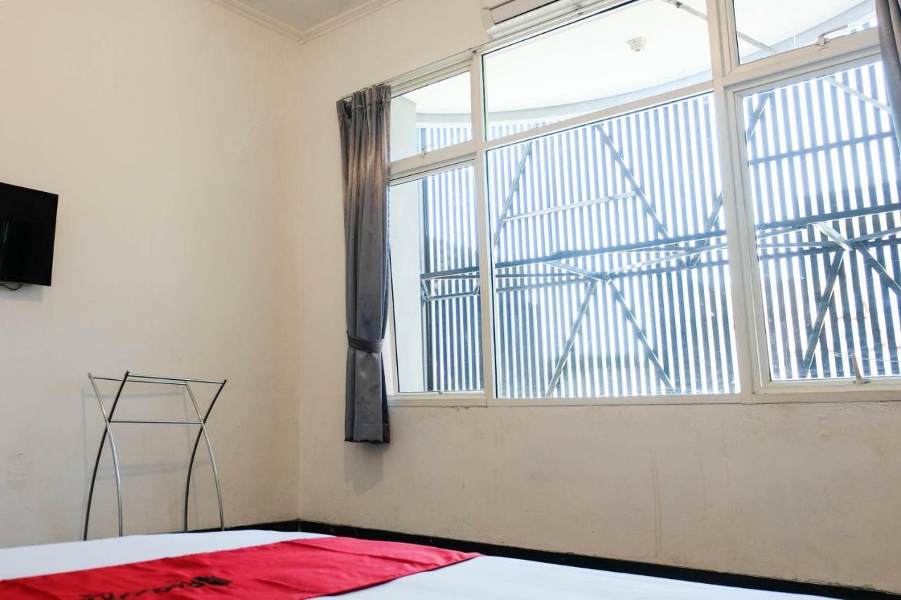 Reddoorz Near Ahmad Yani Airport 3 Hotel Semarang Ngoại thất bức ảnh