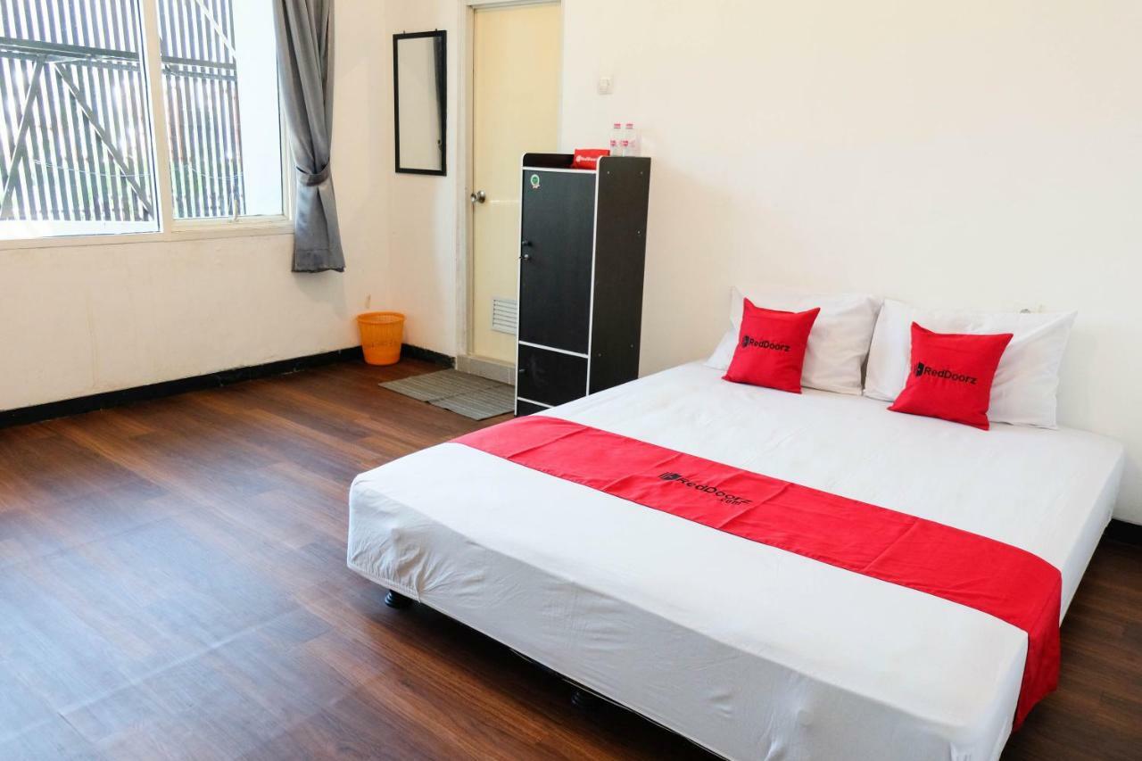 Reddoorz Near Ahmad Yani Airport 3 Hotel Semarang Ngoại thất bức ảnh