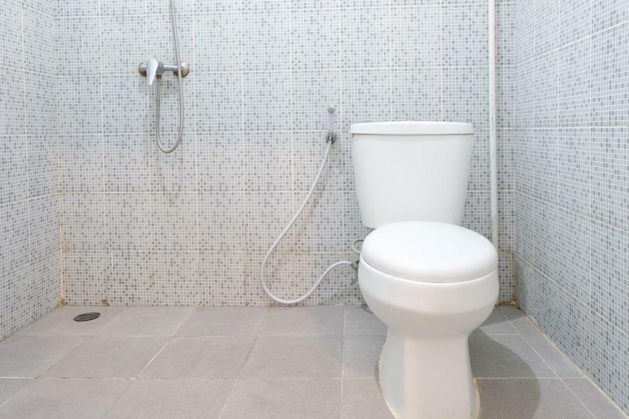 Reddoorz Near Ahmad Yani Airport 3 Hotel Semarang Ngoại thất bức ảnh