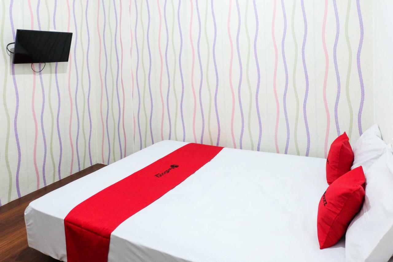 Reddoorz Near Ahmad Yani Airport 3 Hotel Semarang Ngoại thất bức ảnh