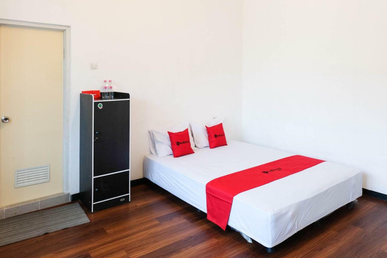 Reddoorz Near Ahmad Yani Airport 3 Hotel Semarang Ngoại thất bức ảnh