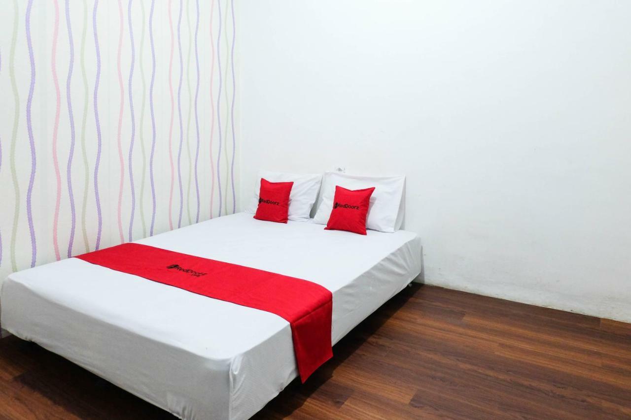 Reddoorz Near Ahmad Yani Airport 3 Hotel Semarang Ngoại thất bức ảnh